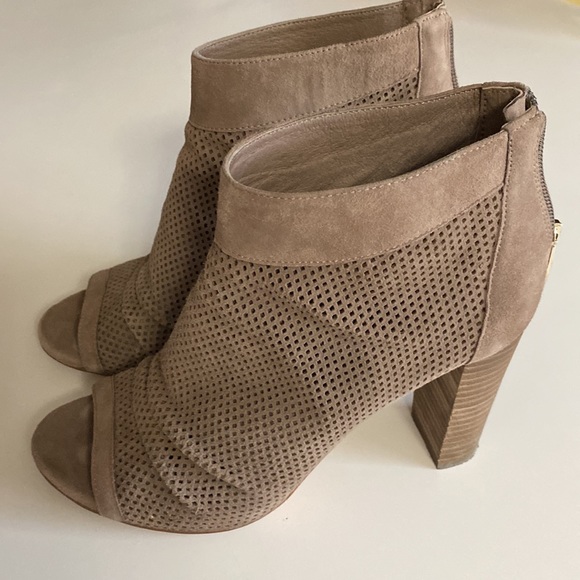 Stylish Vince Camino high heels.  Soft gray suede. - Picture 2 of 5